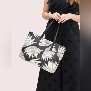 Kate Spade New York
MOLLY FALLING FLOWER LARGE TOTE